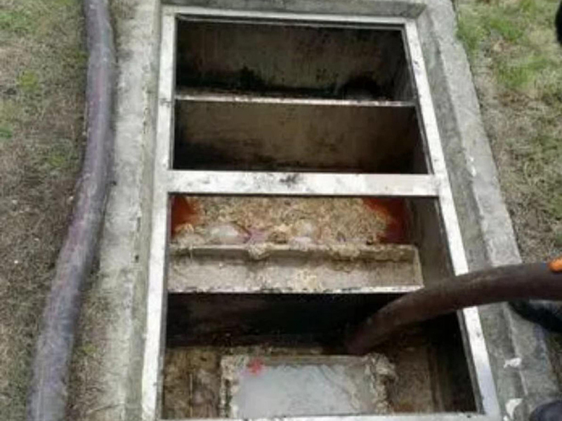 镇巴隔油池清理