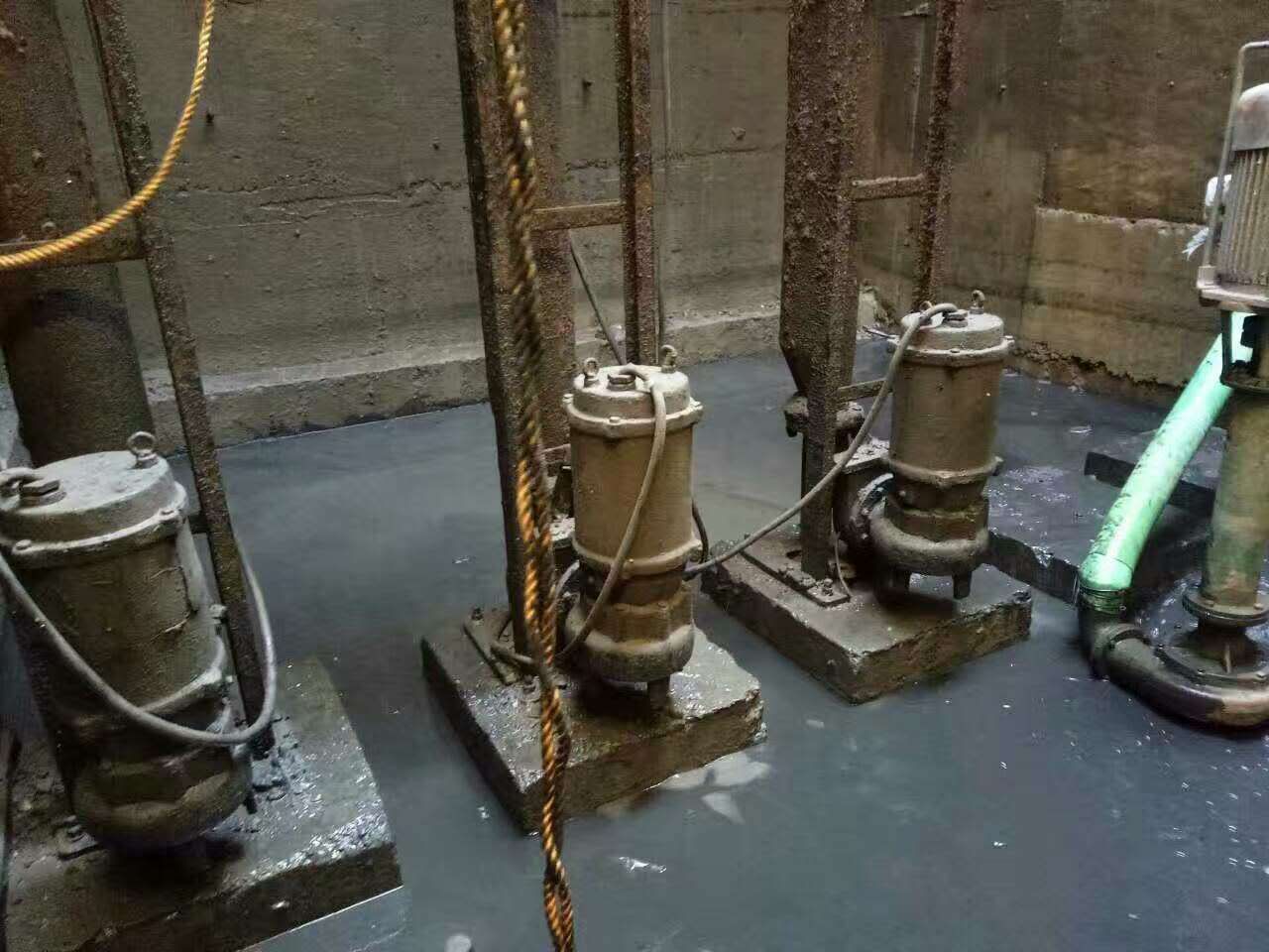 镇巴污水池清理