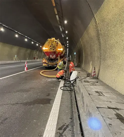 镇巴隧道排水渠清淤